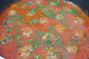 Chiftele de ton, in sos de rosii cu ceapa caramelizata si usturoi