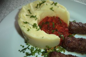 Mititei, piure din cartofi noi si sos de rosii