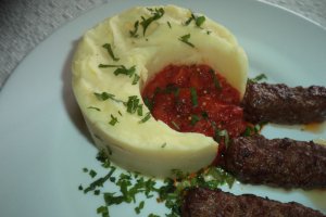 Mititei, piure din cartofi noi si sos de rosii