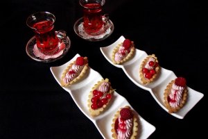 Ruladă şi minitarte cu cremă de zmeură
