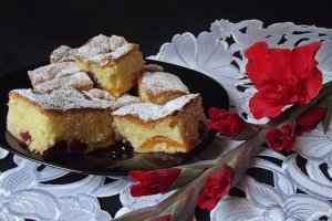 Prăjitură cu caise şi vişine