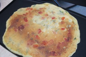 Clatite aperitiv cu ardei copt, crema de branza si somon