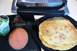 Clatite aperitiv cu ardei copt, crema de branza si somon