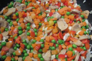 Pui la cuptor, umplut cu legume, ciuperci si orez