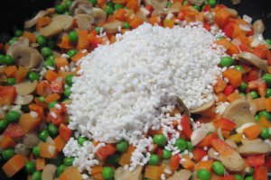 Pui la cuptor, umplut cu legume, ciuperci si orez