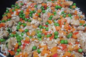 Pui la cuptor, umplut cu legume, ciuperci si orez