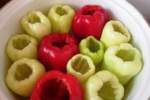 Ardei umpluti cu carne si sos cu legume