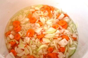 Ardei umpluti cu carne si sos cu legume