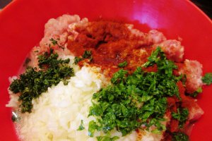 Ardei umpluti cu carne si sos cu legume