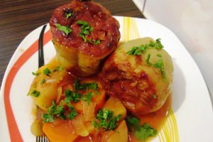 Ardei umpluti cu carne si sos cu legume