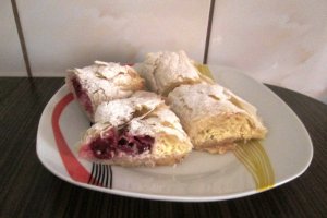 Strudel cu branza si visine