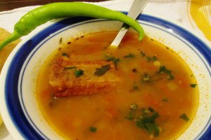 Ciorba de fasole noua cu scarita afumata