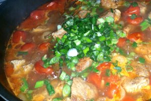 Mancarica de porc cu rosii cherry si ceapa verde