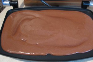 Tort piramida de clatite cu ciocolata si fructe tropicale