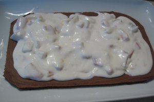 Tort piramida de clatite cu ciocolata si fructe tropicale