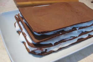 Tort piramida de clatite cu ciocolata si fructe tropicale