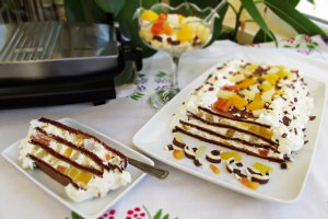 Tort piramida de clatite cu ciocolata si fructe tropicale