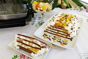 Tort piramida de clatite cu ciocolata si fructe tropicale
