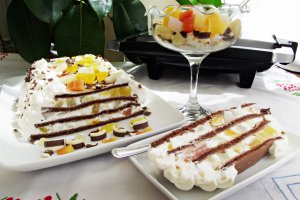Tort piramida de clatite cu ciocolata si fructe tropicale