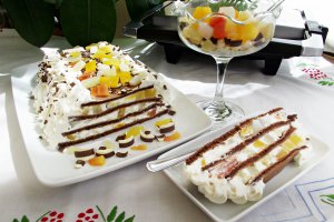 Tort piramida de clatite cu ciocolata si fructe tropicale