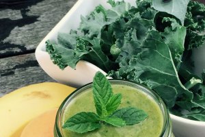 Smoothie Cu Banana, Piersici Si Kale