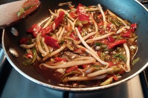 Noodles thailandezi cu nuci caju si condiment de ceapa verde, ardei iute si muguri de fasole