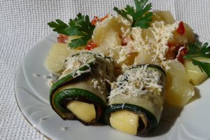 Rulouri din dovlecei, vinete si cas