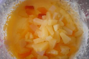 Tort cu fructe tropicale
