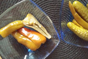 Orz in sos de tomate cu legume si aripioare de pui picante