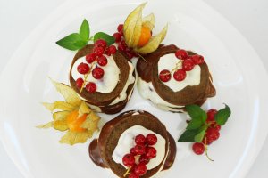 Clătite cu roșcove, cremă de brânză și fructe