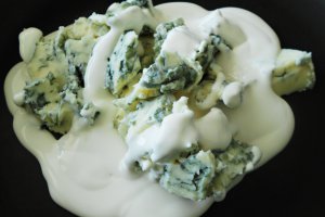 Clătite aperitiv cu sfeclă roșie, ciuperci brune și cremă de Gorgonzola