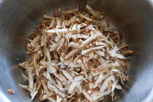 Clătite aperitiv cu sfeclă roșie, ciuperci brune și cremă de Gorgonzola