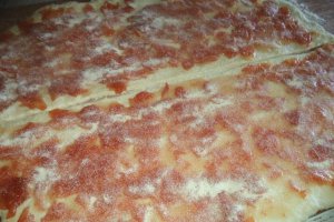 Trandafiri de post cu dulceata de gutui si seminte de canepa