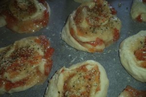 Trandafiri de post cu dulceata de gutui si seminte de canepa