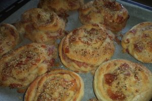 Trandafiri de post cu dulceata de gutui si seminte de canepa