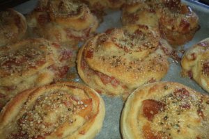 Trandafiri de post cu dulceata de gutui si seminte de canepa