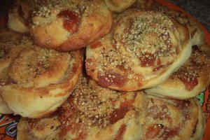 Trandafiri de post cu dulceata de gutui si seminte de canepa
