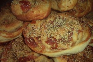 Trandafiri de post cu dulceata de gutui si seminte de canepa