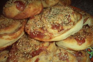 Trandafiri de post cu dulceata de gutui si seminte de canepa