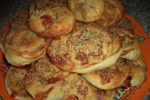 Trandafiri de post cu dulceata de gutui si seminte de canepa