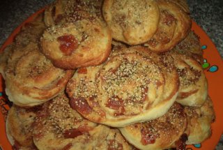 Trandafiri de post cu dulceata de gutui si seminte de canepa