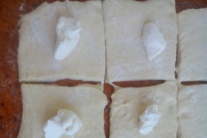 Triunghiuri cu crema de branza