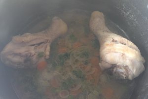 Pulpe de pui cu dovlecei in sos de smantana