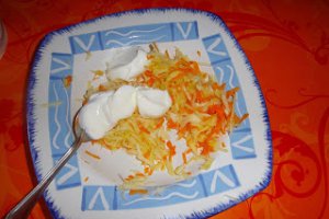 Nuggets de pui cu salata de cruditati
