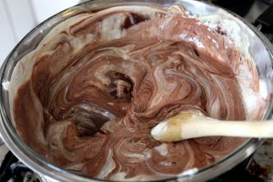 Tort cu ciocolata si fructe de padure