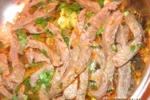 Mancare de mazare cu stroganoff de vitel