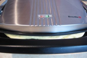 Sandwich-uri din aluat, cu omleta si alte ingrediente, la Panini Maker Breville