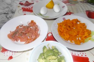 Salata cu somon si avocado