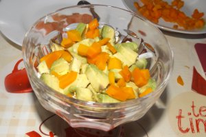 Salata cu somon si avocado