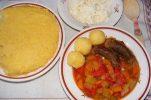 Mâncărică de legume cu cârnaţi afumaţi